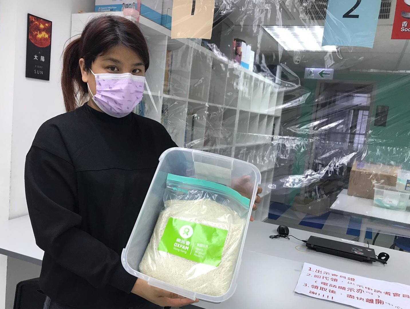 單親媽媽繆桂英女士,靠在快餐店打工的薪金,養活十歲女兒,受疫情影響,快餐店把她的工作日數由五天減至四天,失去部分收入。樂施會向她派發白米和口罩,紓緩她的生活負擔。